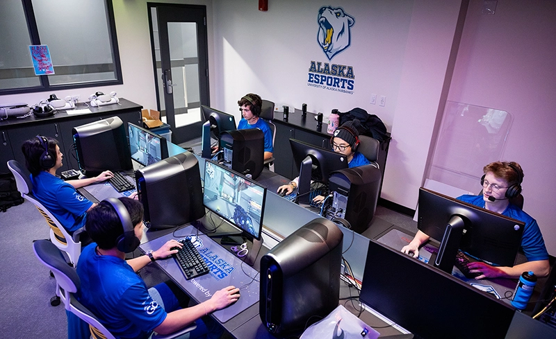 students playing esports