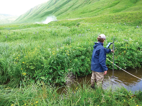 USGS scientist Jennifer Lewicki